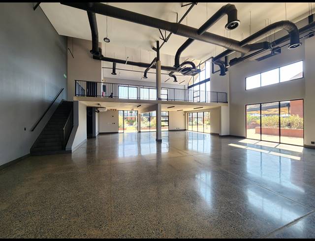 428M² SHOWROOM TO LET IN ROOIHUISKRAAL
